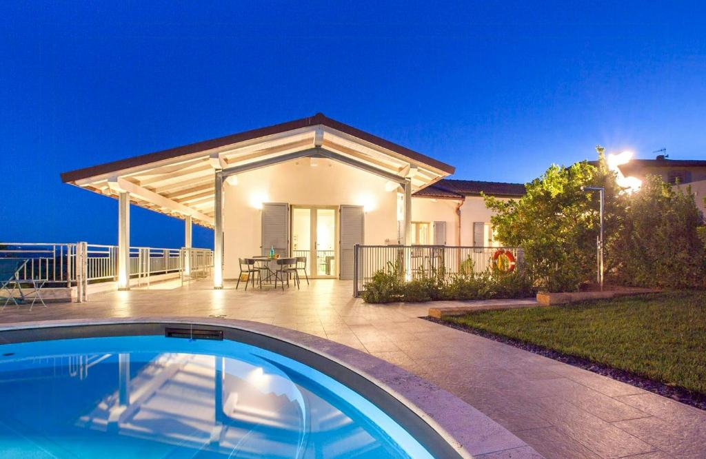 een huis met een zwembad voor een huis bij Villa With Views Over Ombrone Valley in Campagnatico