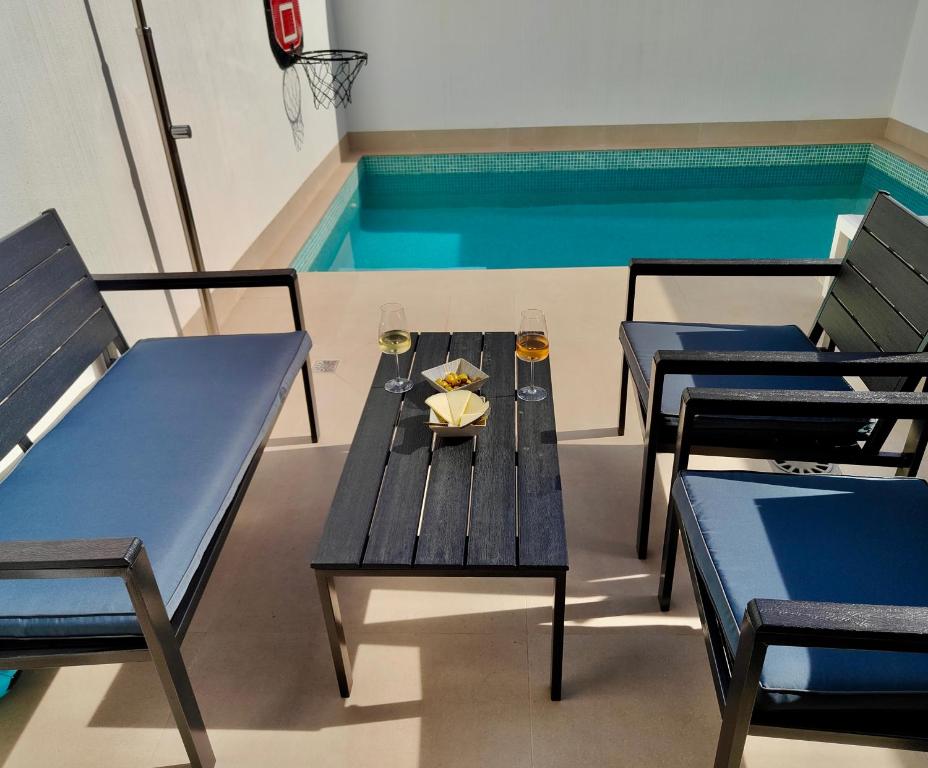 a table with two chairs and two glasses of wine at La Mosa Sol in San Javier
