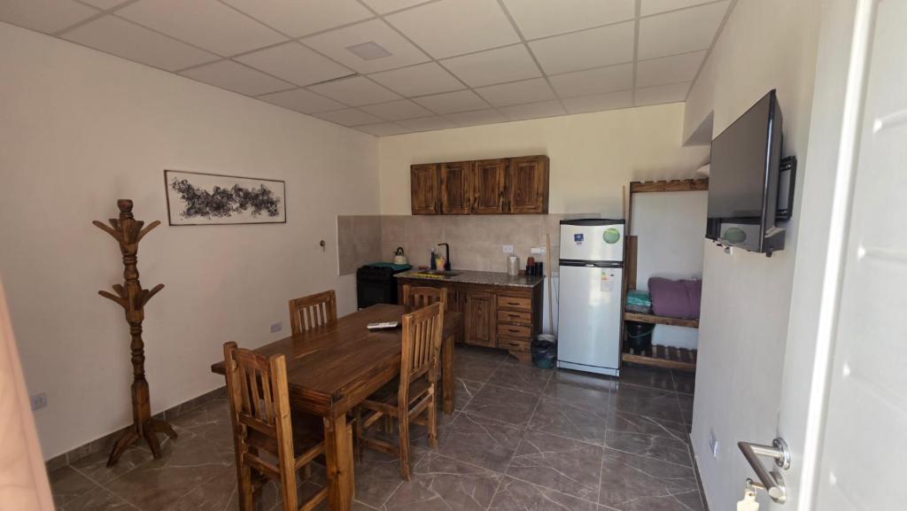 Depto en planta baja con Aire acondicionado a 500m de la ruta - Camas individuales