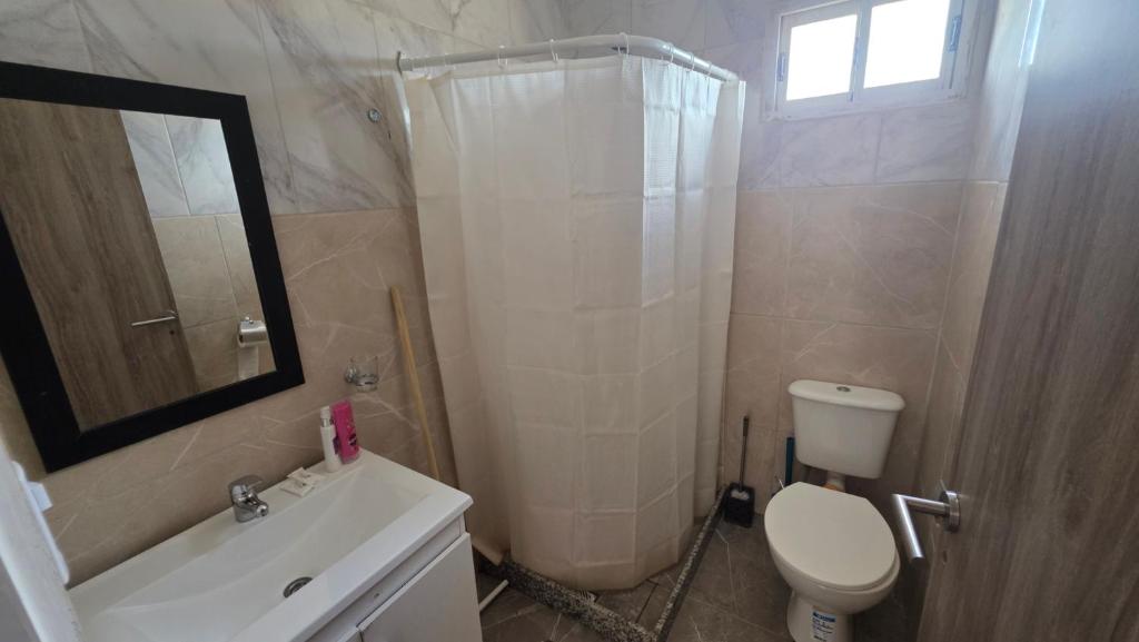 Depto en planta baja con Aire acondicionado a 500m de la ruta - Camas individuales