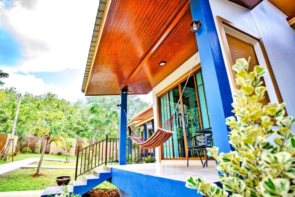 Phra Ae beachThe Holiday Garden View的前廊上带吊床的房子