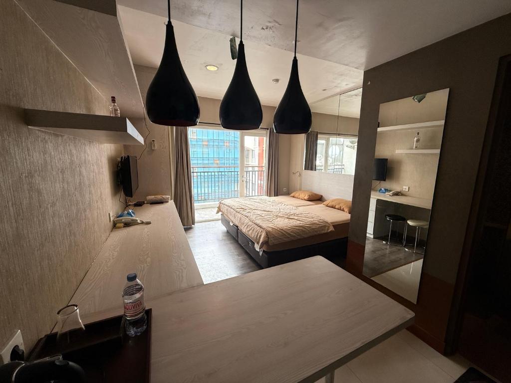 een slaapkamer met een bed en een tafel in een kamer bij Studentpark Apartmen By Yellow House in Seturan