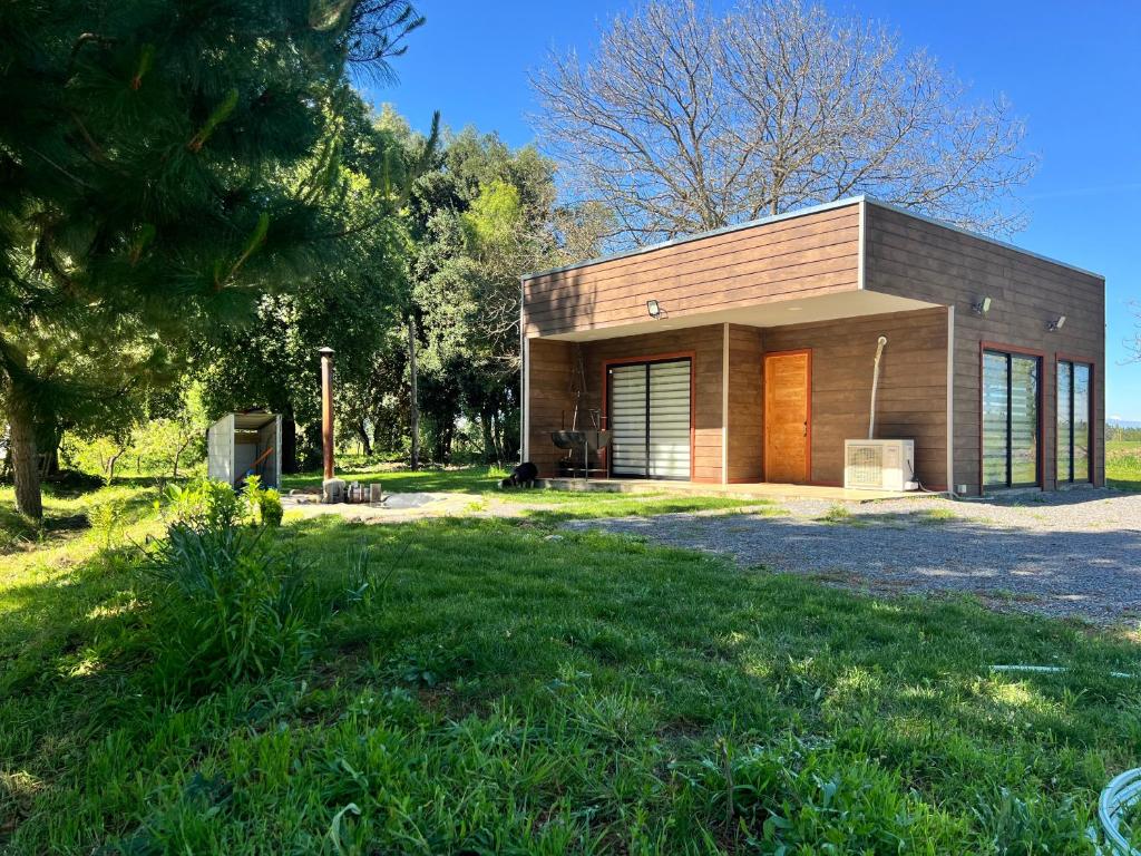 a small house in the middle of a yard at Cabaña de campo pequeña in Los Ángeles