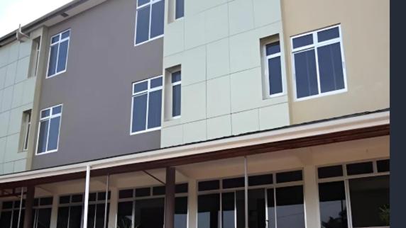 een gebouw met blauwe ramen en een gebouw bij Icon Hotel in Kampala