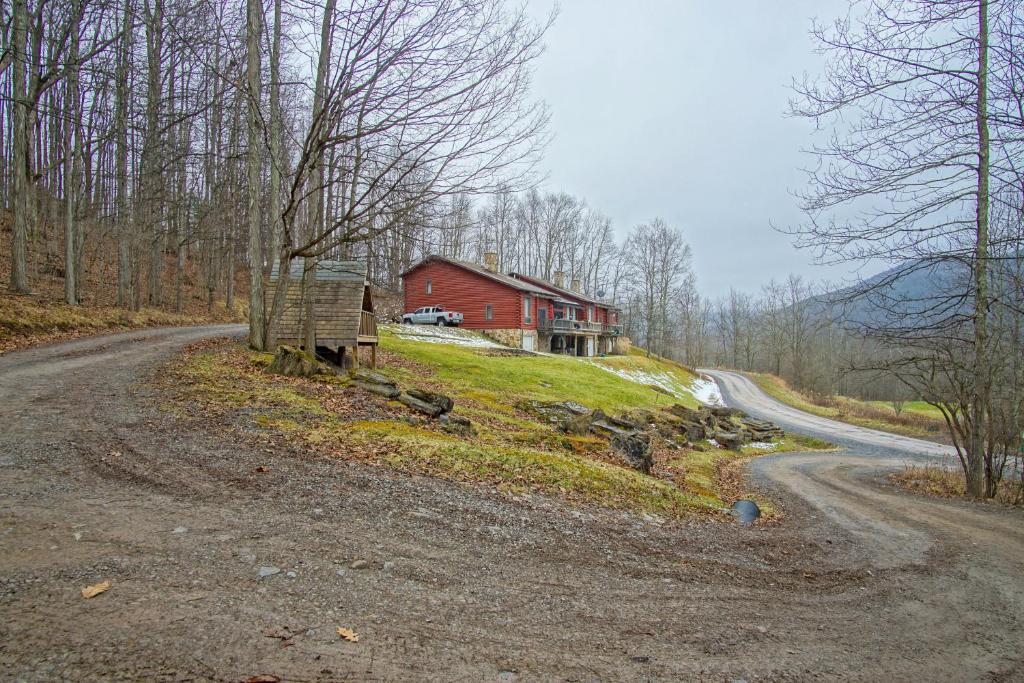 a house on a hill next to a dirt road at 2 Br Plus Loft: Hawthorne Valley 4 in Snowshoe