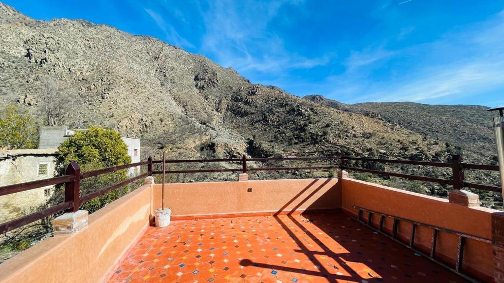 Cảnh núi rừng hoặc tầm nhìn ra núi từ căn hộ