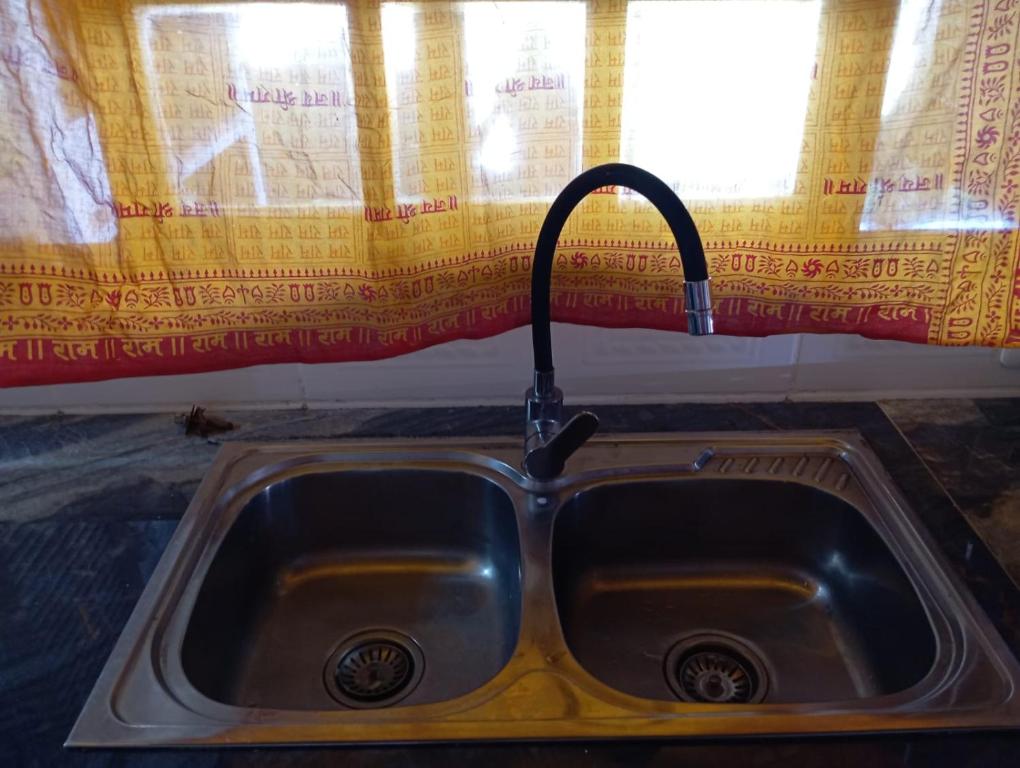 een gootsteen met een kraan voor een raam bij Casa en el Chuy in Barra del Chuy