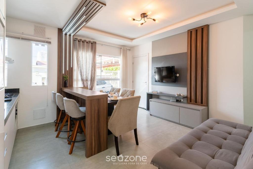 a kitchen and dining room with a table and chairs at Apartment 100m from Tabuleiro Beachfront CIR0102 in Barra Velha