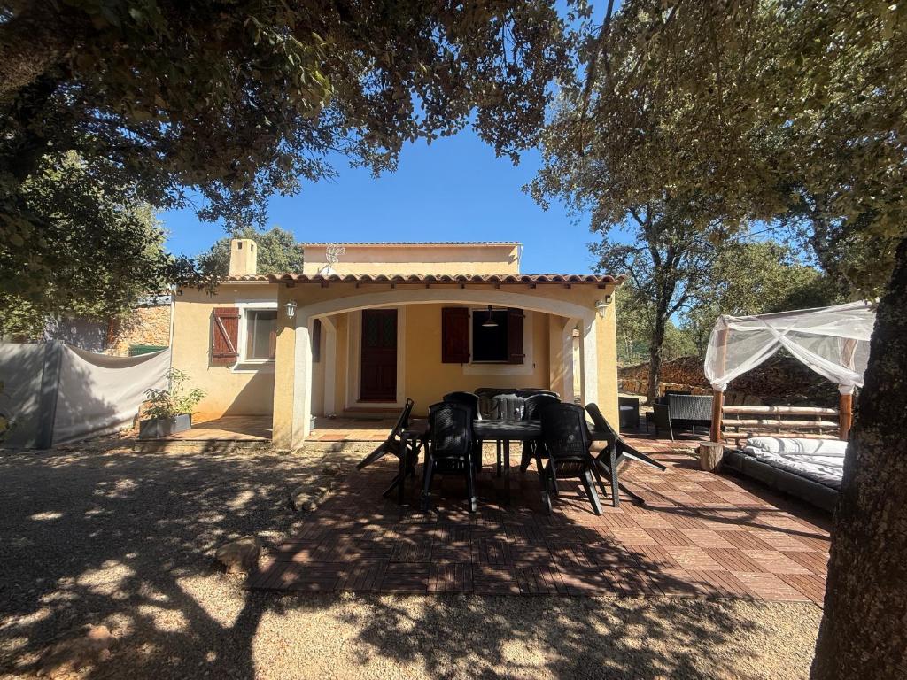 Tòa nhà nơi nhà nghỉ dưỡng tọa lạc