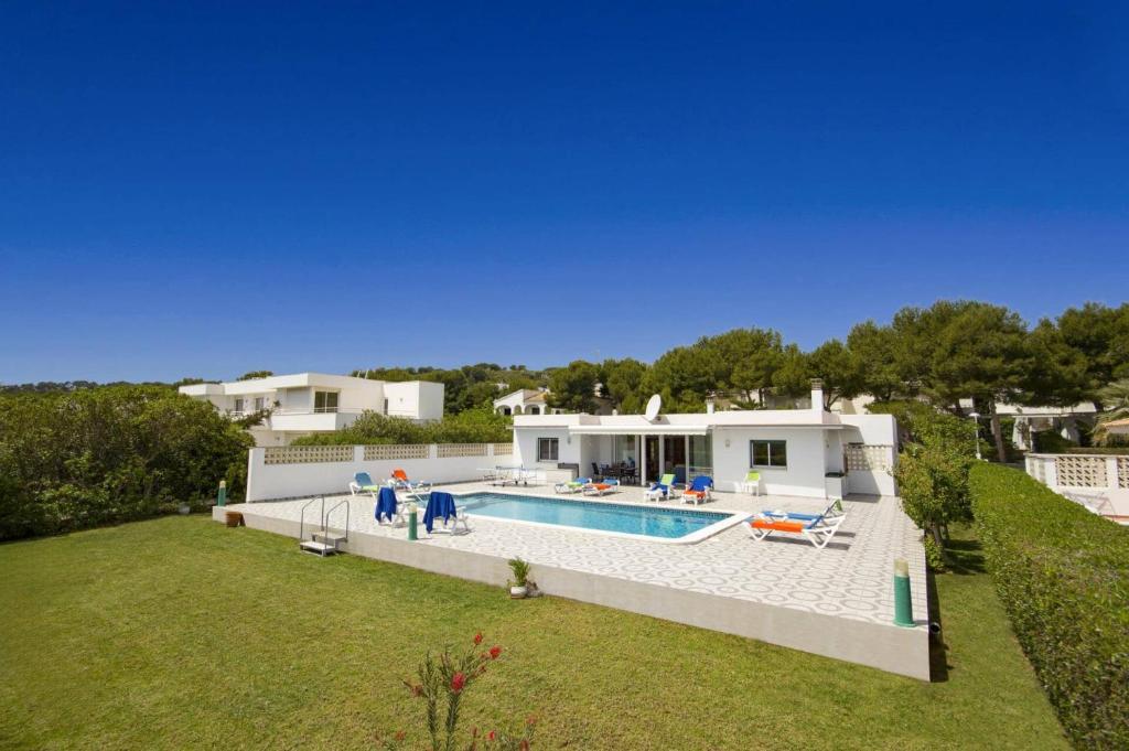 een luchtfoto van een villa met zwembad bij Villa Pepe by Villa Plus in Es Mercadal