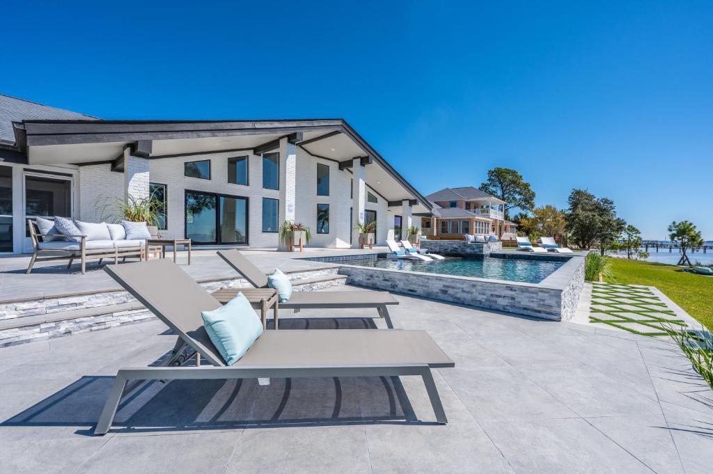 a backyard with a pool and a house at Sea La Vi in Navarre