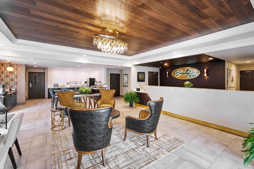 Khu vực ghế ngồi tại Brady Hotel
