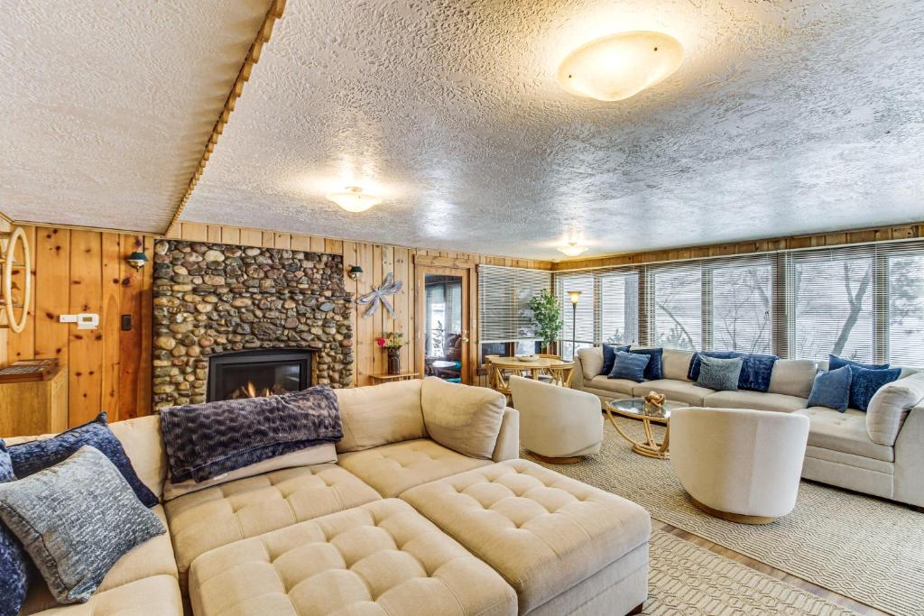 Khu vực ghế ngồi tại Ice Fishing On-Site! Brainerd Cabin on Rice Lake