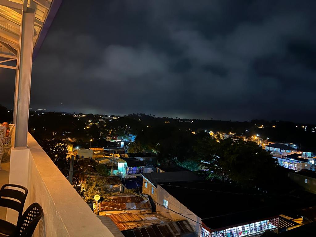 vista di notte su una città da un edificio di Mi lugar de descanso a Moca