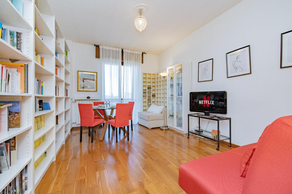 Stylish Apartment near Duomo, Near Metro, Balcony