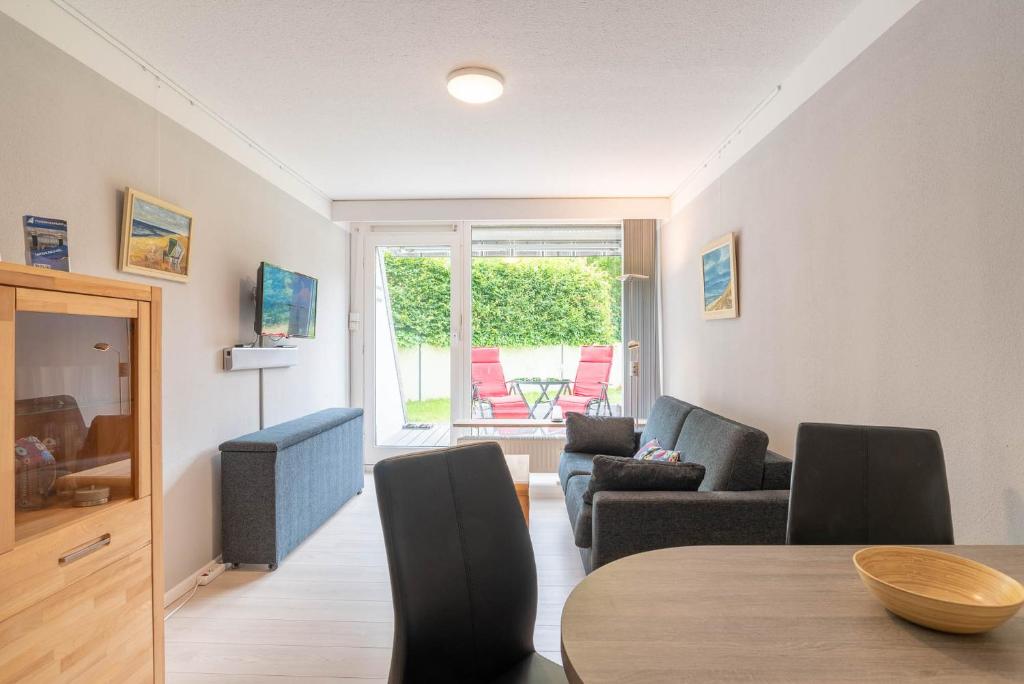 un soggiorno con tavolo e sedie di Untenlinks-Kiel a Schilksee
