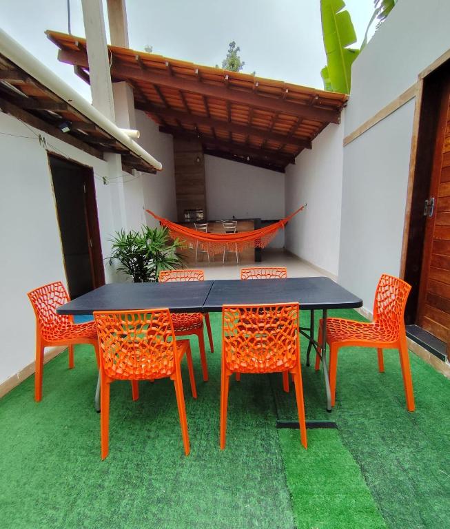 a table and chairs in a patio area with a table and chairs at Casa Vivah in Lençóis