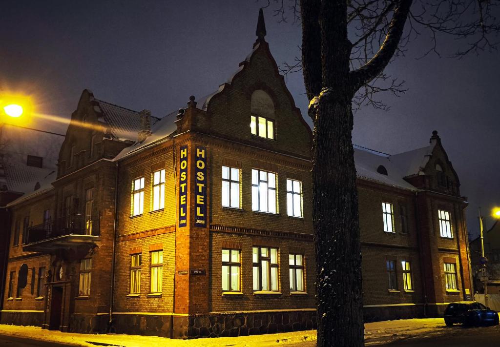 派尔努南方旅馆的一座大型砖砌建筑,晚上有窗户