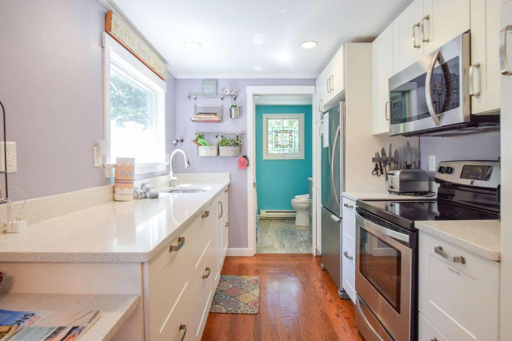 Køkken eller tekøkken på Home Near Oceanside Beaches Dog Friendly