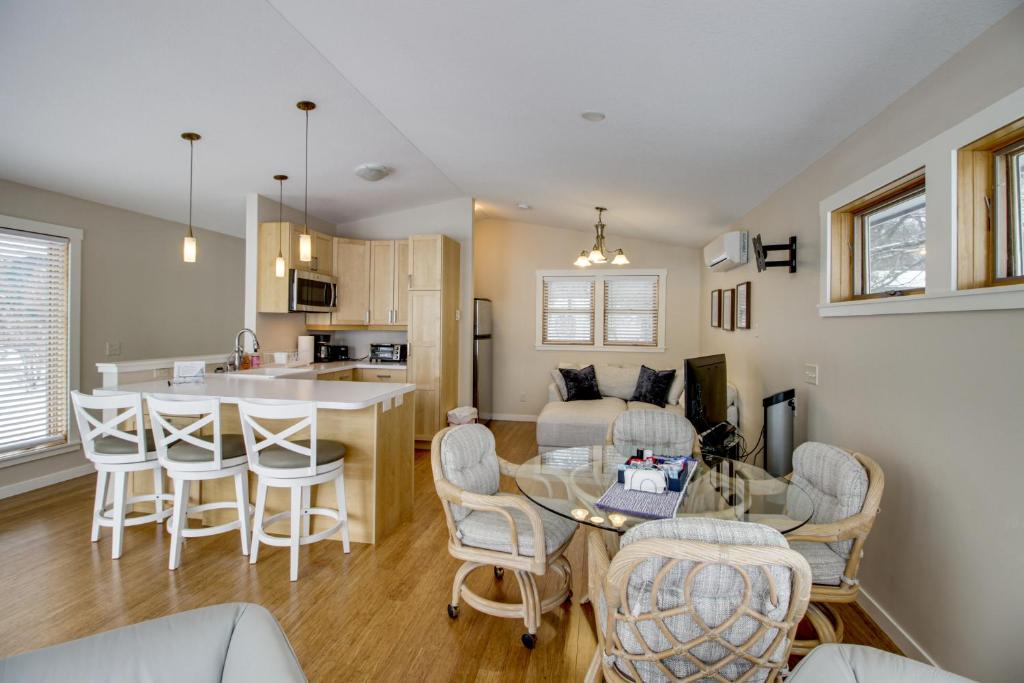 una cucina e un soggiorno con tavolo e sedie di Brainerd Cabin on Rice Lake Near Snowmobiling a Brainerd