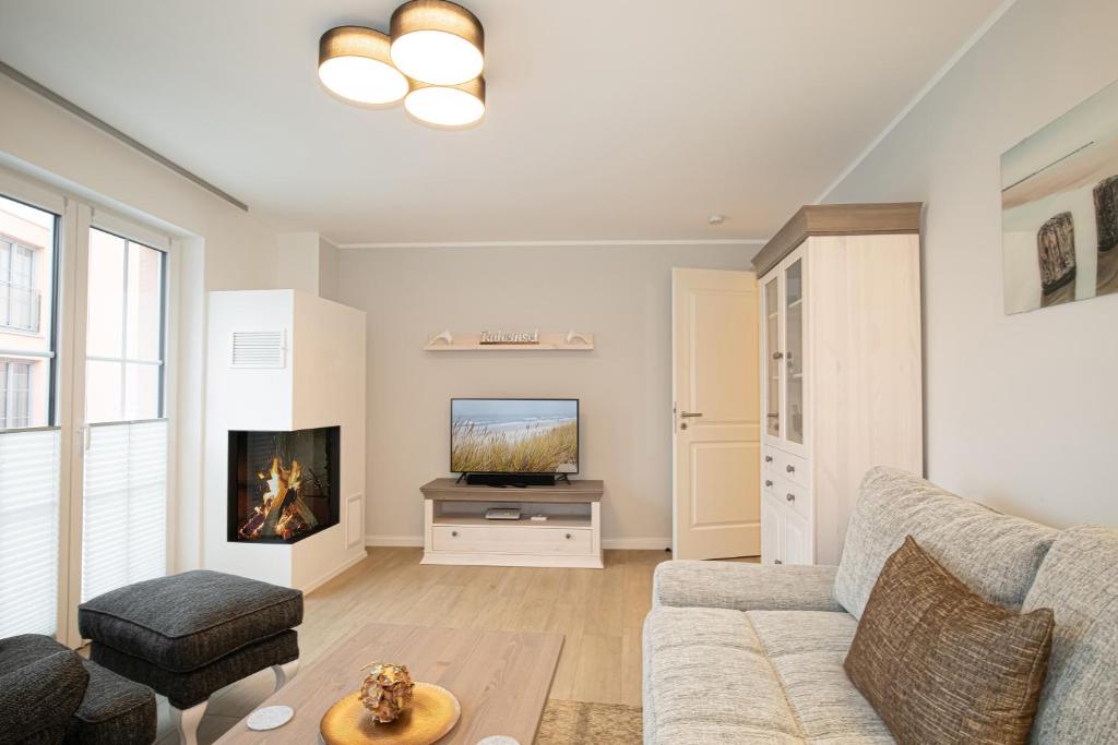 ein Wohnzimmer mit Sofa und Fernseher in der Unterkunft Alte Fischfabrik Ruheinsel in Lauterbach