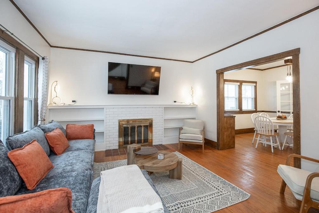 Charming Renovated Home in Lakewood, Lakewood (updated prices 2026)