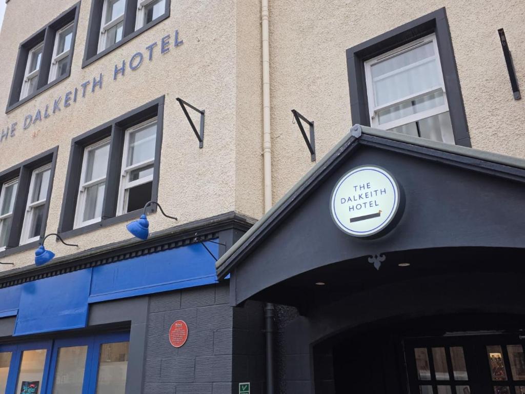 Un edificio con un orologio sulla parte anteriore di Dalkeith Phoenix Aparthotel Ltd a Dalkeith