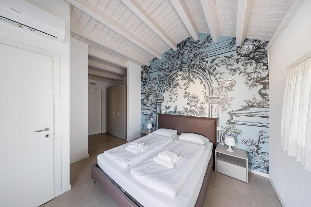 - une chambre avec un lit et un mur orné de fleurs dans l'établissement Villa Prestige, à Sirmione 89 autres photos