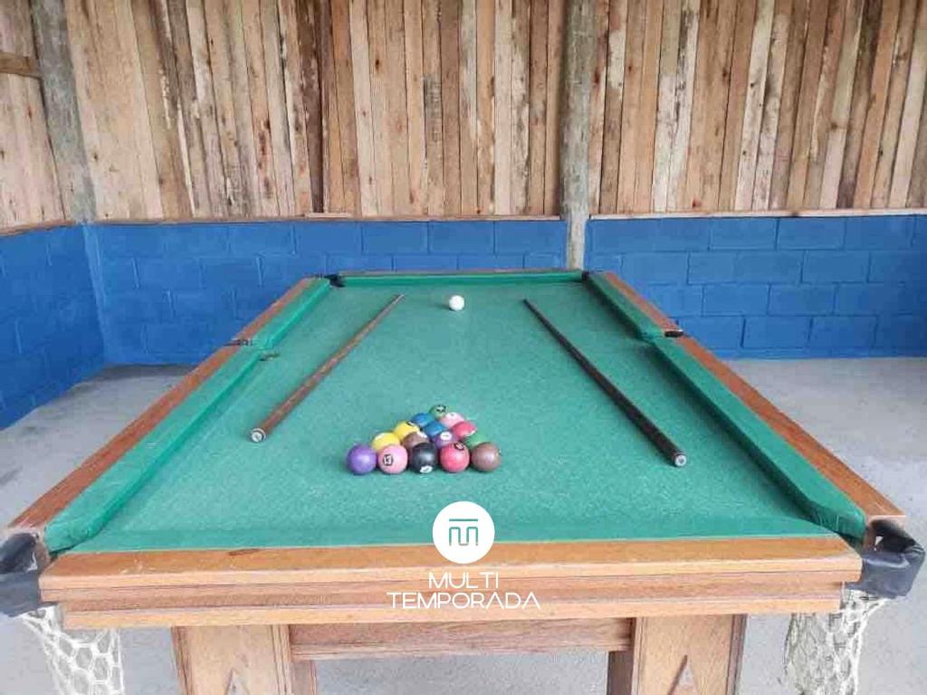 een pooltafel met ballen erop bij Rancho Sol Poente - Rancho Queimado - SC in Rancho Queimado