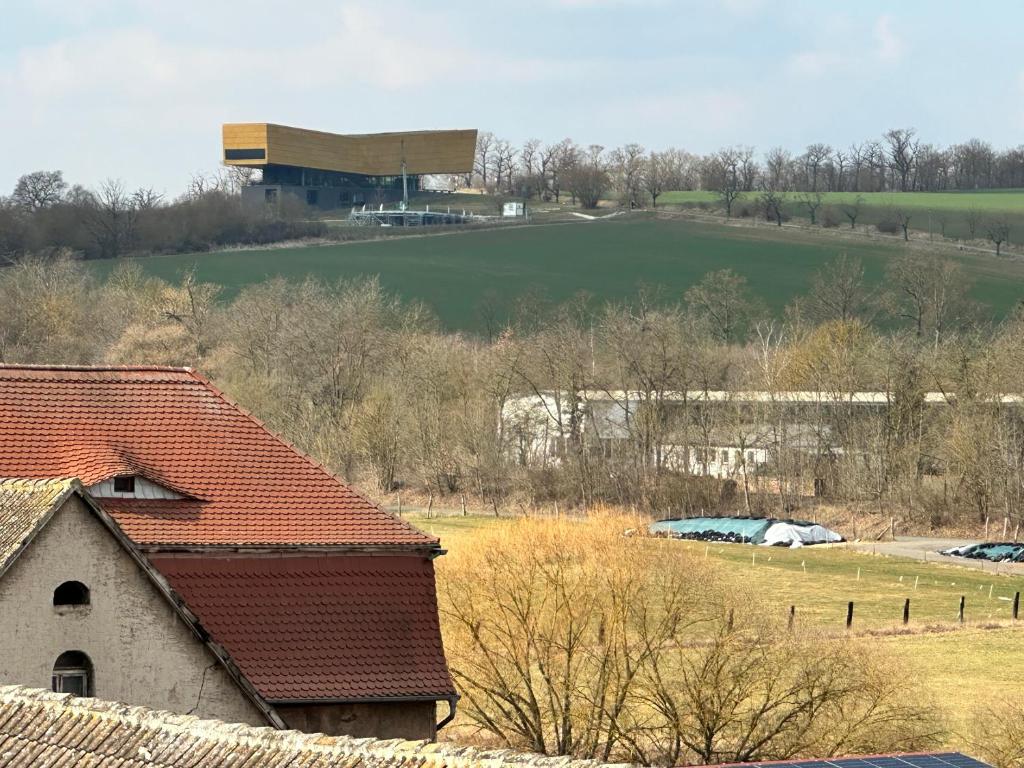 een dak van een gebouw met een veld op de achtergrond bij Himmelswege in Niederdorla