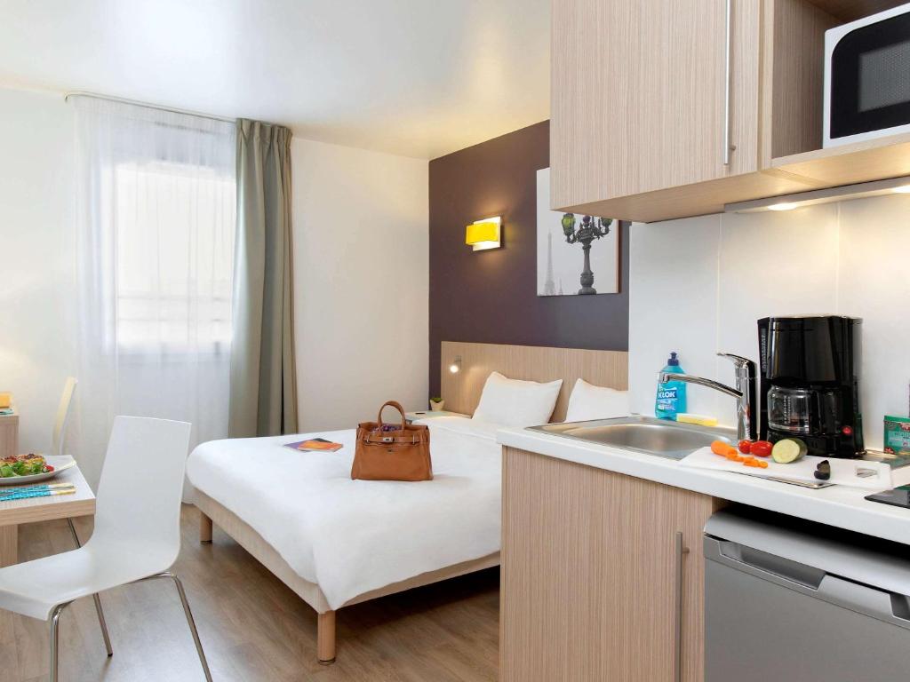 Kuchyň nebo kuchyňský kout v ubytování Aparthotel Adagio Access Paris Clichy
