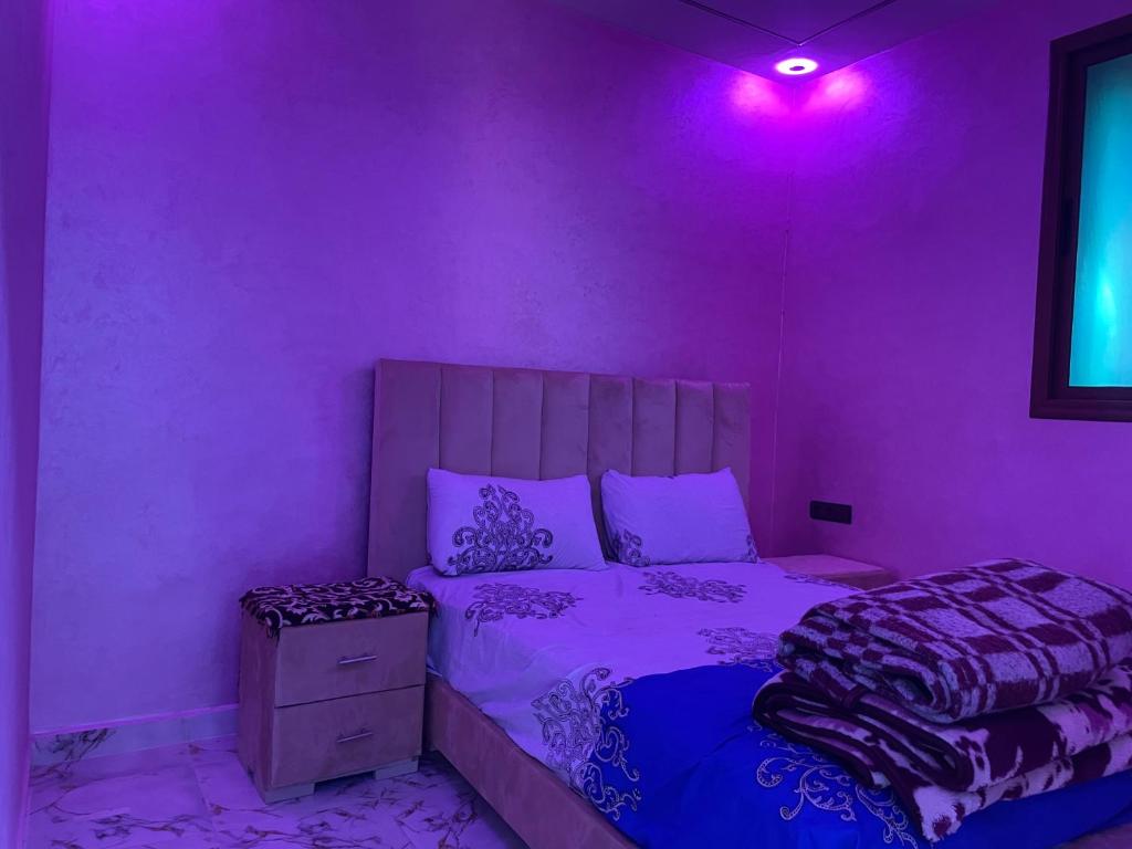 En eller flere senge i et værelse på Small beautiful villa