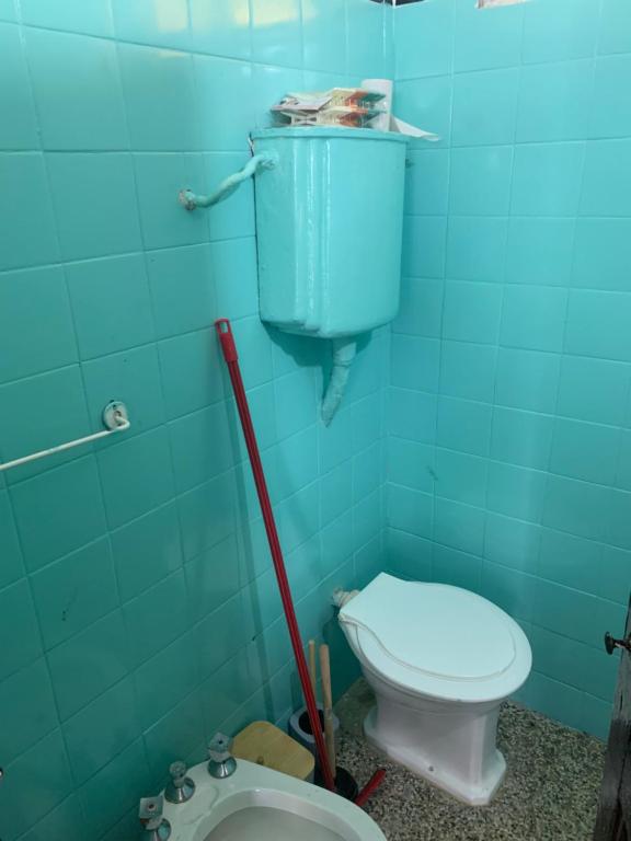 een blauwe badkamer met een toilet en een wastafel bij Los primos in Piriápolis