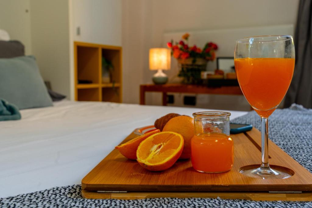 een schaal met fruit en een glas sinaasappelsap bij AL QUATTRO di Malpensa in Cardano al Campo