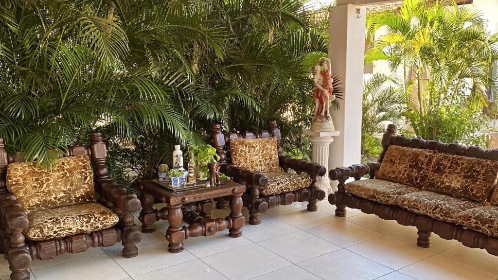 een woonkamer met twee stoelen en een tafel bij Imperial in Lauro de Freitas