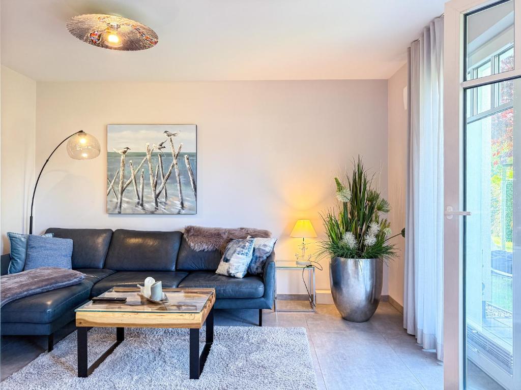 ein Wohnzimmer mit Sofa und Tisch in der Unterkunft Meerle 3 in Zingst