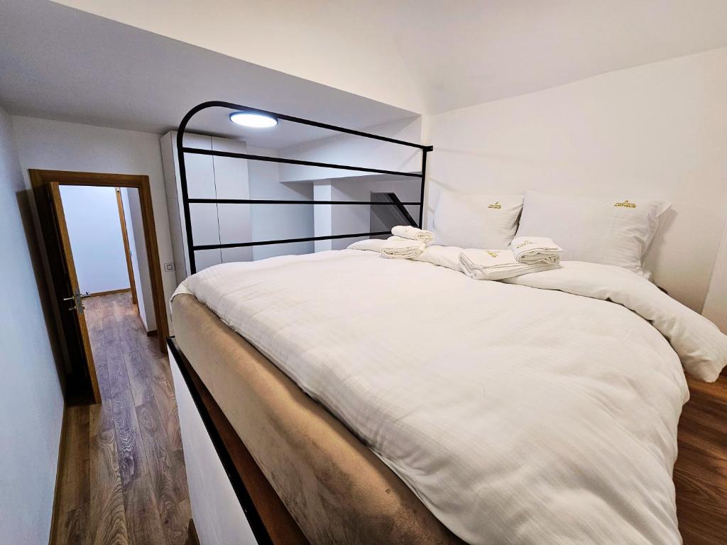 En eller flere senge i et værelse på Apart-hotel Antique, Zlatibor