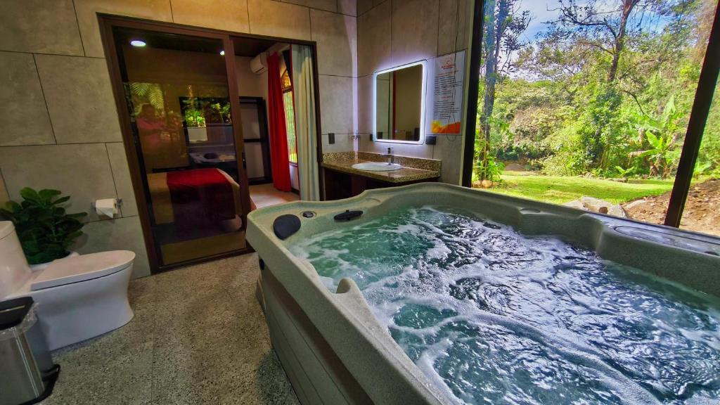 蒙泰韦尔德哥斯达黎加La Macadamia - Monteverde的一间带卫生间和水槽的浴缸的浴室