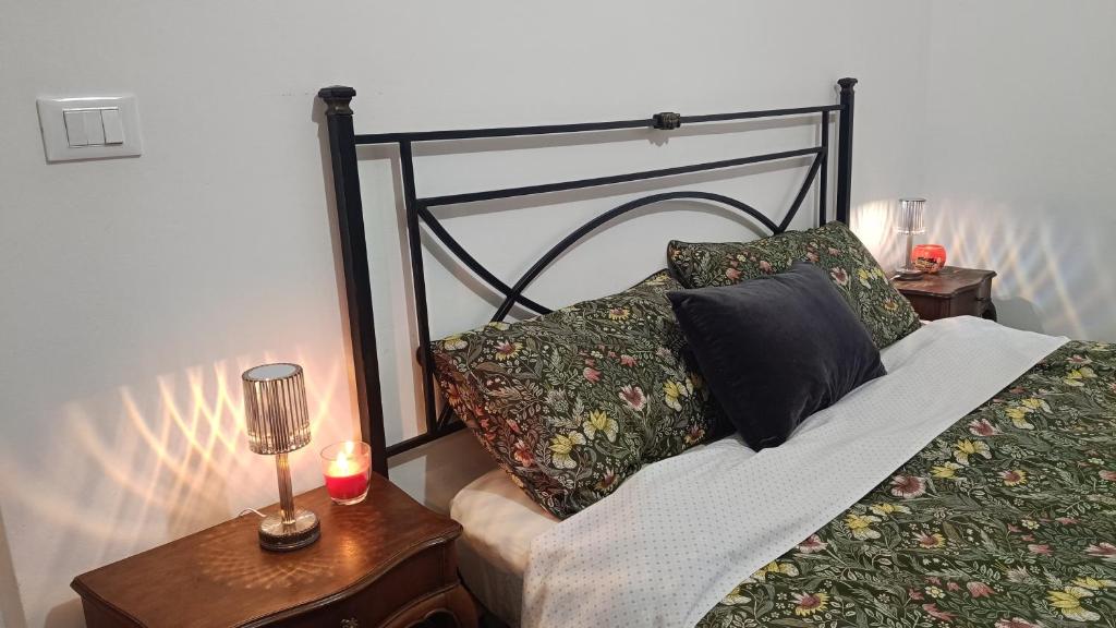 ein Bett mit Kissen und einer Lampe auf einem Tisch in der Unterkunft Centurion's House in Genua