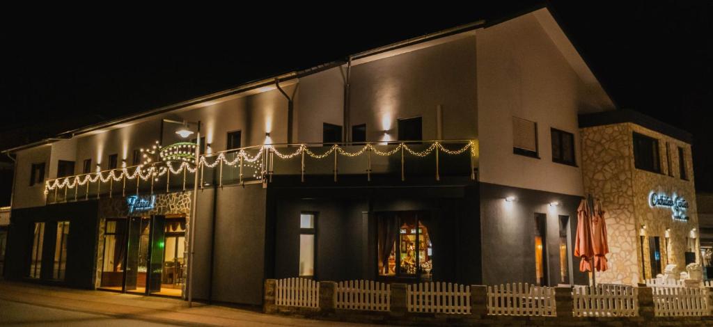 Tòa nhà nơi căn hộ tọa lạc