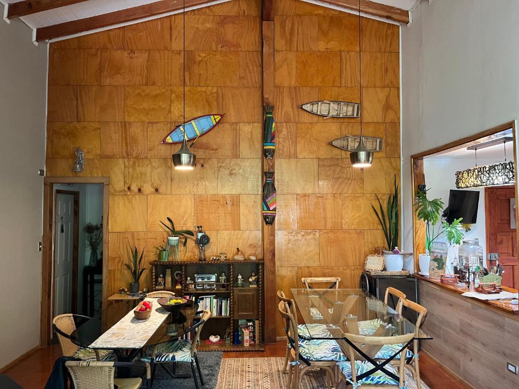 ein Esszimmer mit Tisch und Stühlen in der Unterkunft Hostel Isla del Rey in Valdivia