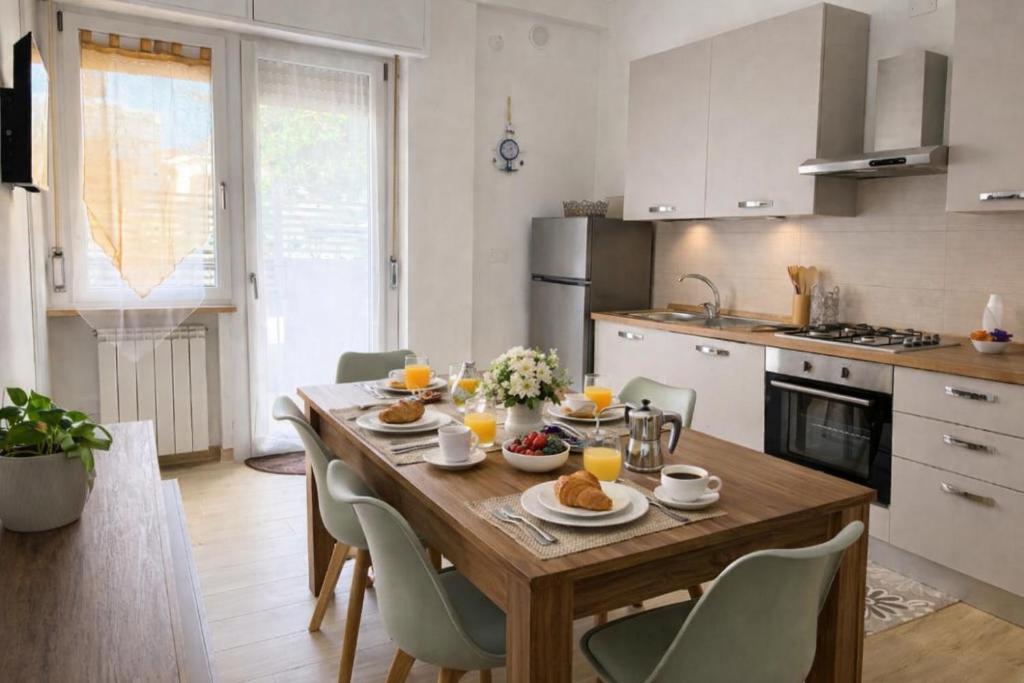 a kitchen with a wooden table with food on it at La Da Ma Shila Nuova casa vacanze vicino al mare in Francavilla al Mare