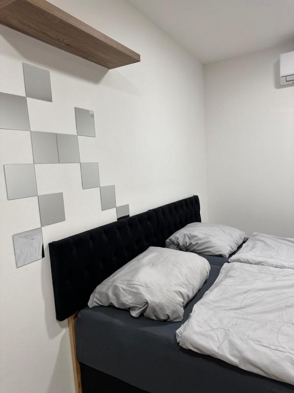 Giường trong phòng chung tại VIP Apartments