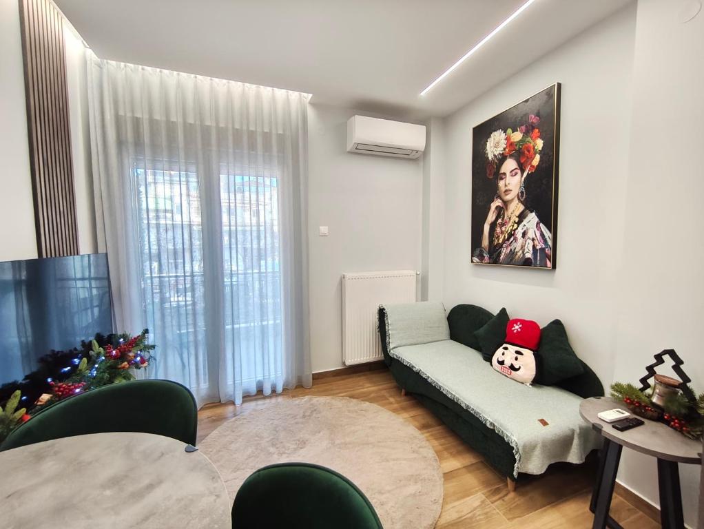 ein Wohnzimmer mit Sofa und Tisch in der Unterkunft Xenia luxury apartment in Kateríni
