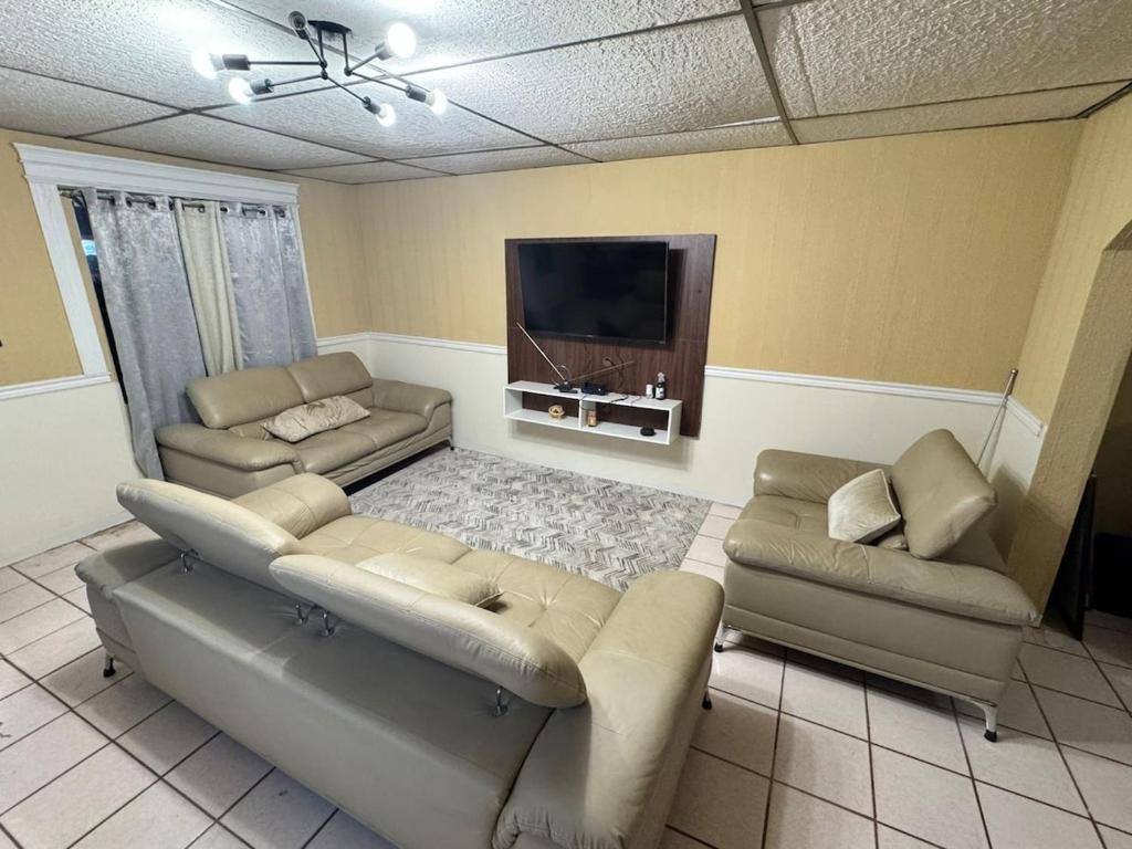 a living room with couches and a flat screen tv at Casa visas656 in Manuel F. Martínez