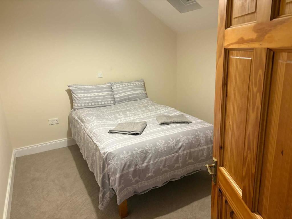 een slaapkamer met een bed met twee handdoeken erop bij Riverchapel Guesthouse in Courtown