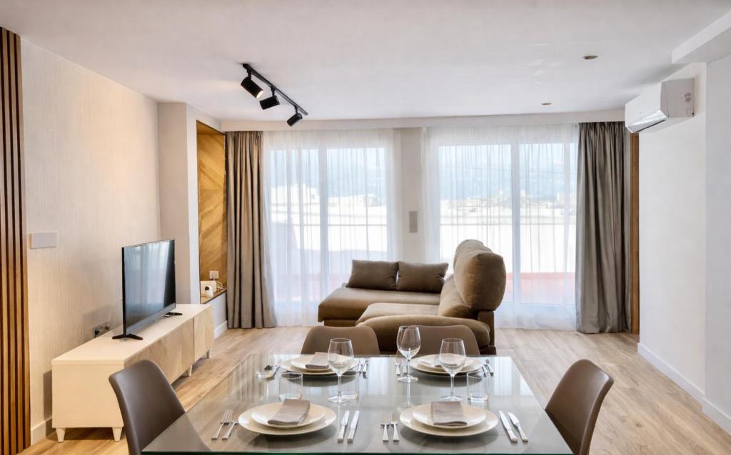 een woonkamer met een tafel en een bank bij El Ático in Gandía