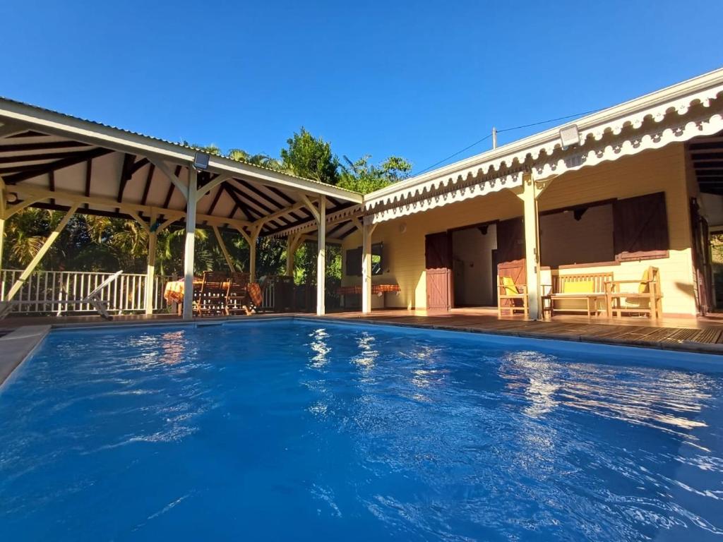 Swimmingpoolen hos eller tæt på Villa Petitparadis