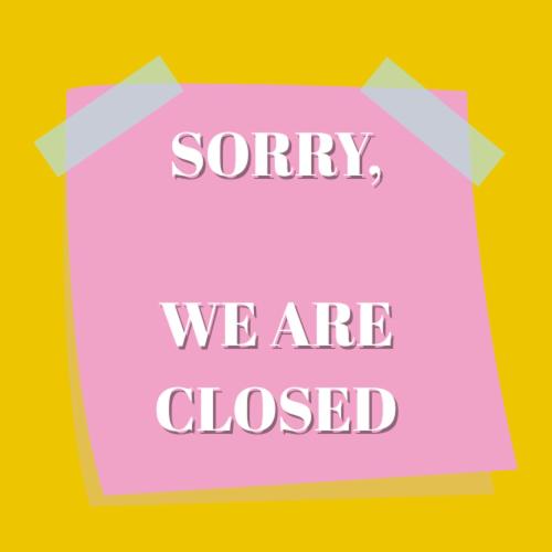 Ein rosa Schild mit der Aufschrift: „Leider haben wir geschlossen.“ in der Unterkunft NTC Lembang Bandung in Lembang