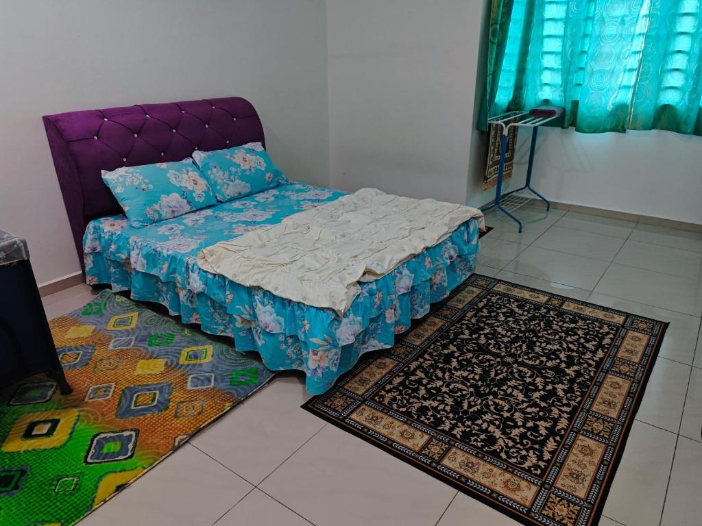 Giường trong phòng chung tại Homestay Atok Komando Bc Poly KB
